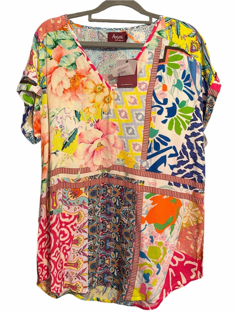 Avani Del Amour NWT Multi-print floral top